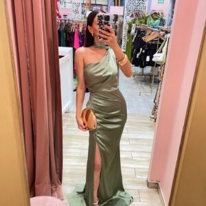 MAXI SATIN UN HOMBRO CON COLGANTE HASTA EL PISO