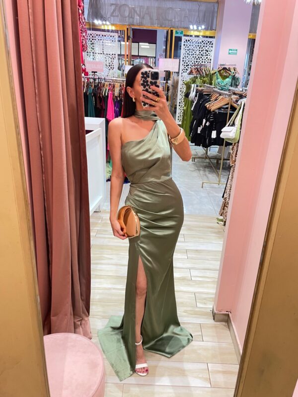 MAXI SATIN UN HOMBRO CON COLGANTE HASTA EL PISO