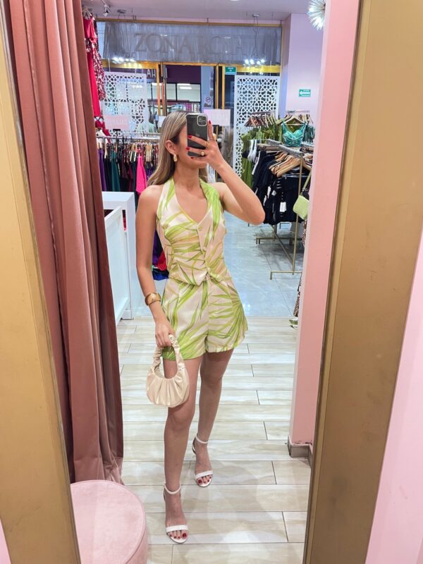 SET CHALECO HALTER PALMAS VERDES Y SHORTS - Image 2