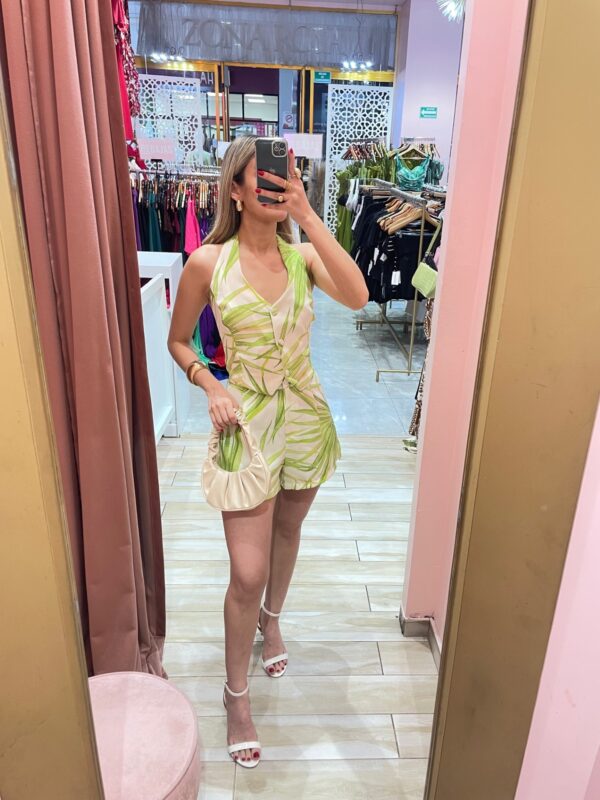 SET CHALECO HALTER PALMAS VERDES Y SHORTS