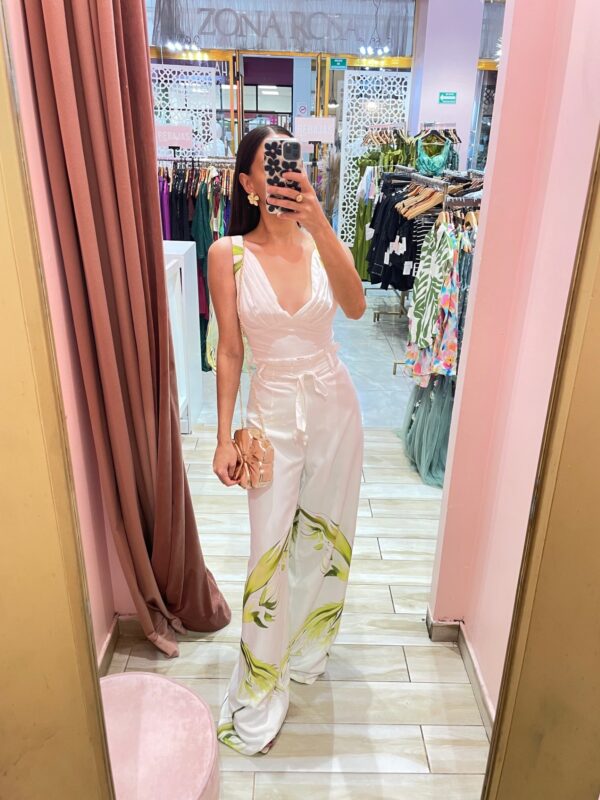 SET TOP CORTO PANTALON ANCHO HOJAS VERDES ABAJO