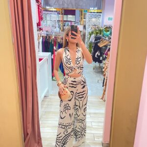 SET TOP HALTER Y PANTALON ANCHO FIGURAS NEGRAS