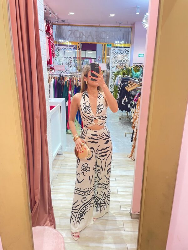 SET TOP HALTER Y PANTALON ANCHO FIGURAS NEGRAS
