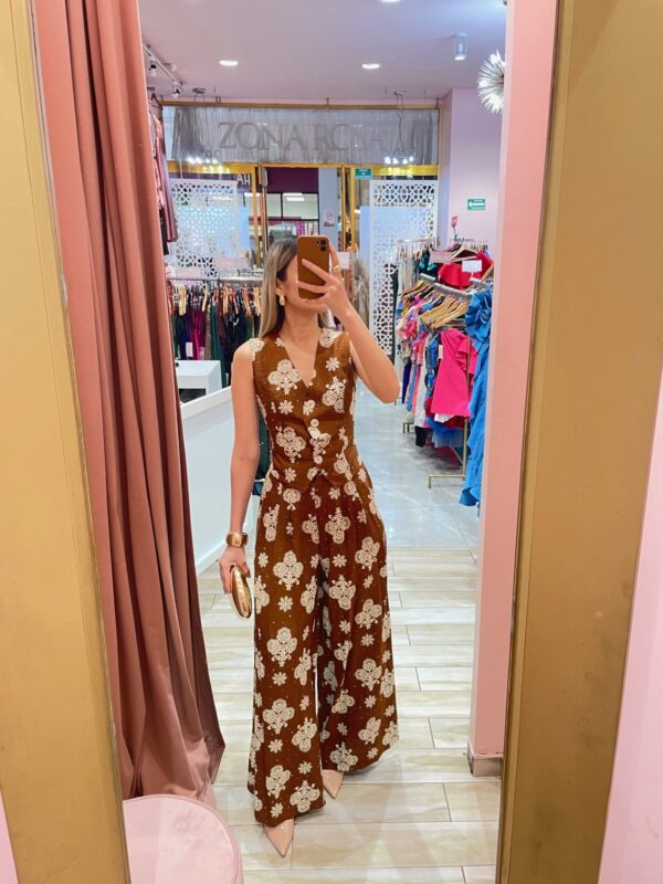 SET CHALECO Y PANTALON GRABADO FLOR BEIGE - Image 2