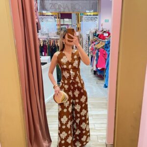 SET CHALECO Y PANTALON GRABADO FLOR BEIGE