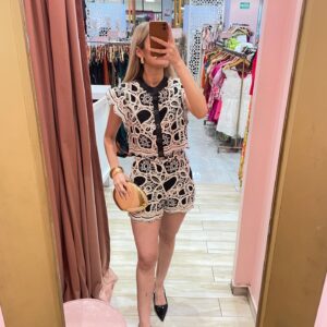 SET BLUSA BOTONES Y SHORT CROCHET NEGRO Y BEIGE