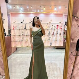 MAXI STRAPLES CON BANDA DE SATIN A UN HOMBRO