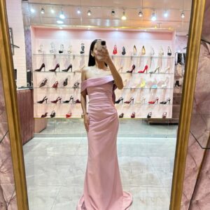 MAXI OFF SHOULDERS SATIN CON MOÑO ATRAS